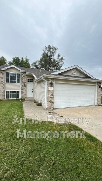 200 W Irving St in Lincoln, NE - Building Photo