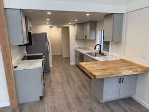 34761 S Shore Dr in Mount Vernon, WA - Foto de edificio - Building Photo