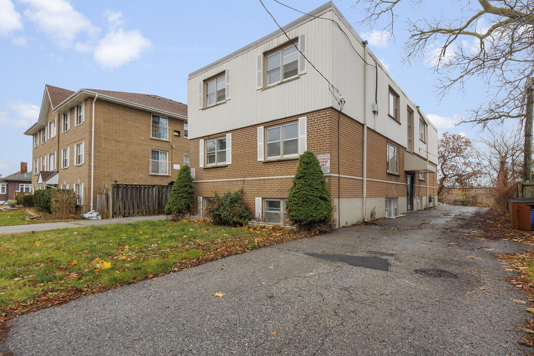 383 Buena Vista Av in Oshawa, ON - Building Photo