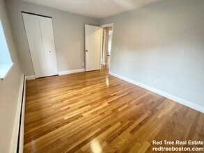 240 Babcock St, Unit 2H in Brookline, MA - Foto de edificio - Building Photo