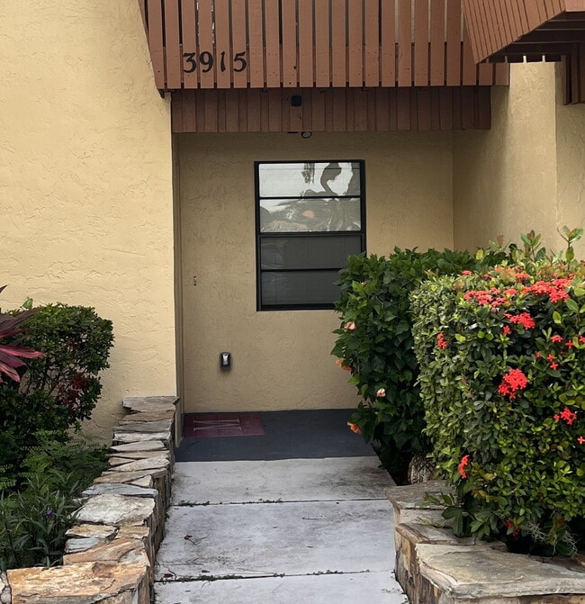 property at 3915 Edgewater Dr