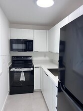 7820 NE Bayshore Ct in Miami, FL - Building Photo - Building Photo