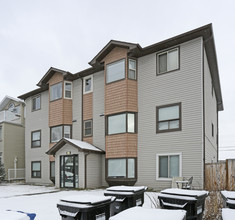 2218 Westmount Rd NW in Calgary, AB - Building Photo - Building Photo