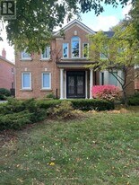 18 Theobalds Cir in Richmond Hill, ON - Building Photo