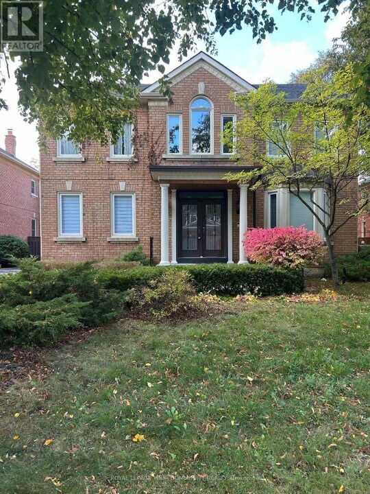 18 Theobalds Cir in Richmond Hill, ON - Building Photo