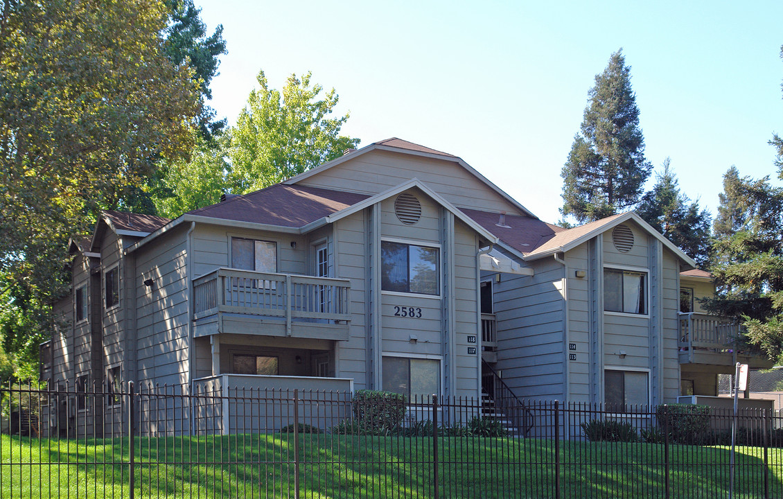 RIVER TERRACE in Sacramento, CA - Building Photo