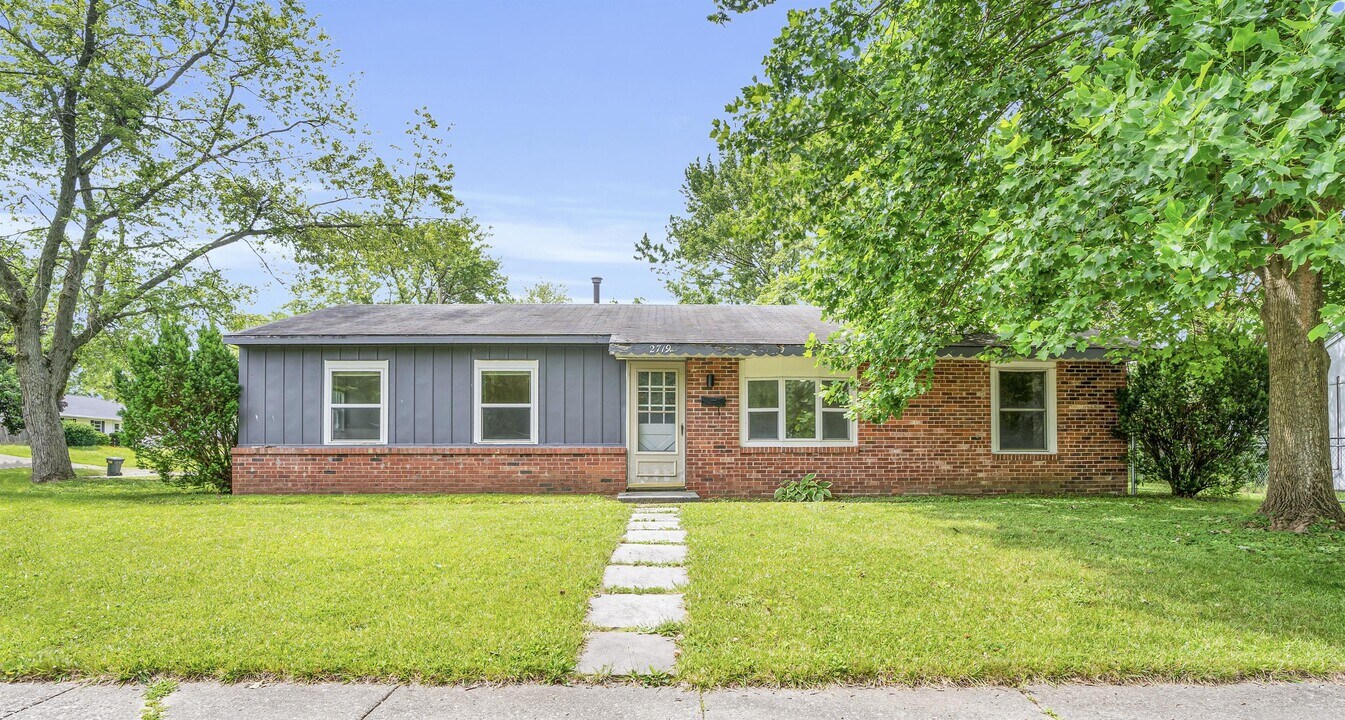 2719 E High St in Urbana, IL - Building Photo