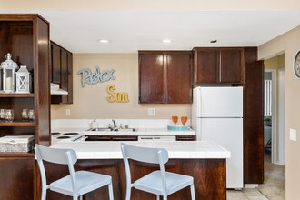 Aztec Campus Apartments in San Diego, CA - Foto de edificio - Building Photo