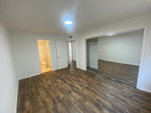 21529 Saticoy St in Los Angeles, CA - Foto de edificio - Building Photo