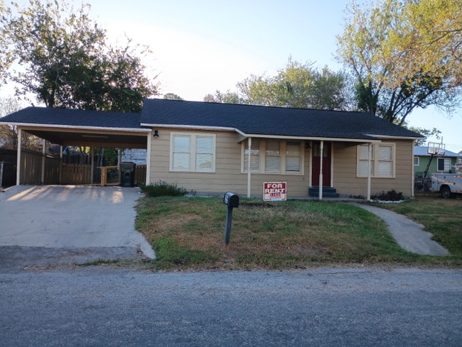 205 Lackey St in Cuero, TX - Building Photo - Building Photo