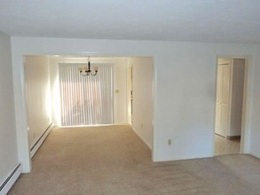 Manchester Villager in Manchester, CT - Foto de edificio - Interior Photo
