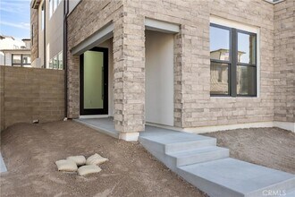 164 Apron in Irvine, CA - Foto de edificio - Building Photo