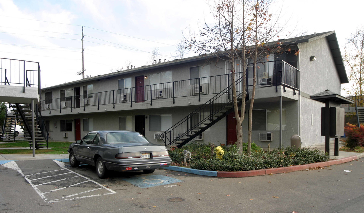 Willow Tree in Modesto, CA - Building Photo