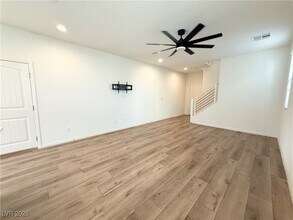 5414 Enchanted Rose St in Las Vegas, NV - Foto de edificio - Building Photo