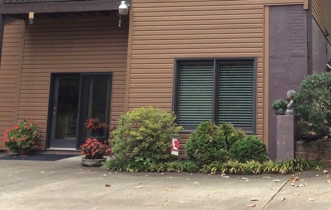 659 Ridge Top Cir, Unit 659B