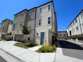 5257 Beachfront Cove in San Diego, CA - Building Photo