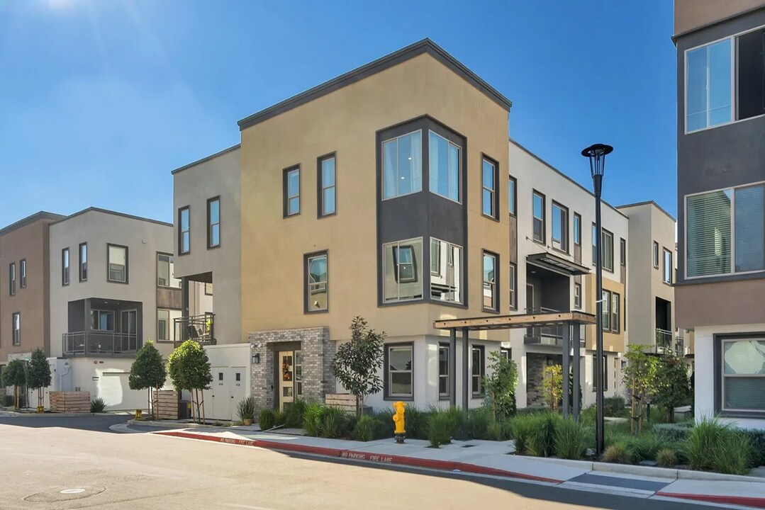 25325 Parklane Dr in Hayward, CA - Building Photo