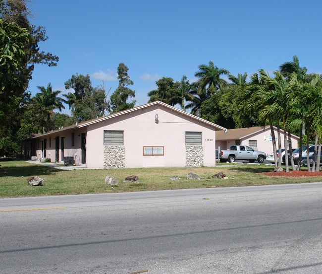 15800 NW 2nd Ave in Miami, FL - Foto de edificio - Building Photo