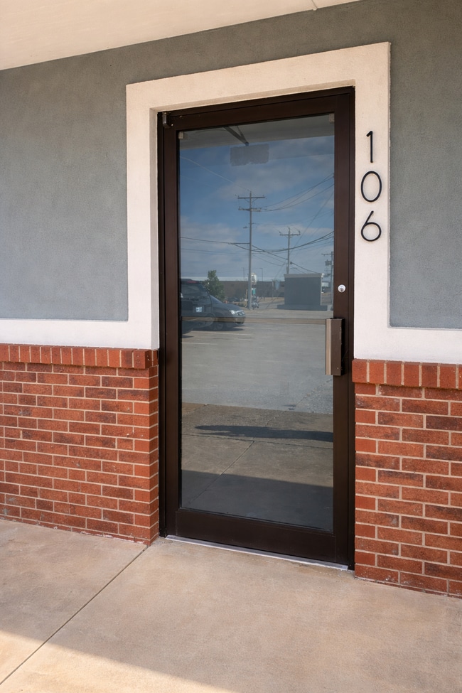 7030 W Wilshire Blvd in Oklahoma City, OK - Foto de edificio - Building Photo