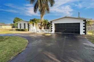 860 NW 207th St in Miami, FL - Building Photo - Building Photo