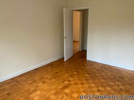 27 Captain Parker Arms, Unit 21 in Lexington, MA - Building Photo