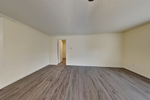 7514 Dogwood Falls Rd in Houston, TX - Building Photo