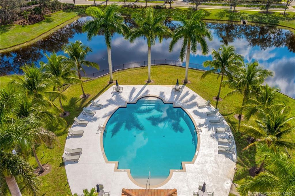 130 SE Fiore Bello in Port St. Lucie, FL - Foto de edificio