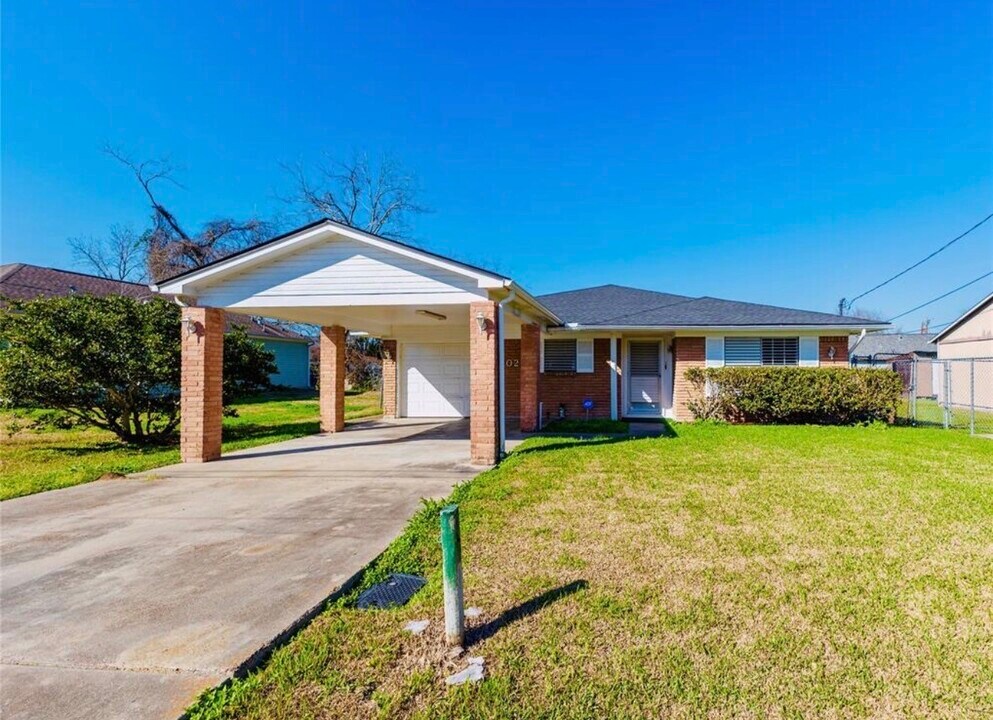 6302 Park Ave in Texas City, TX - Building Photo