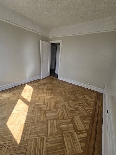 31-16 81st St in Queens, NY - Building Photo