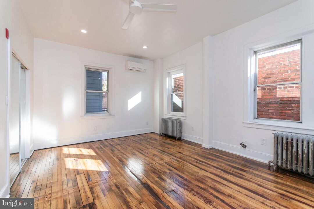 519 S 5th St-Unit -2 in Philadelphia, PA - Building Photo