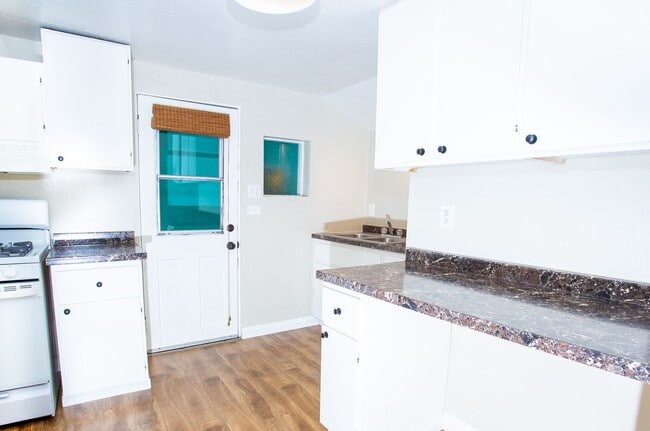 915 E Balboa Blvd in Newport Beach, CA - Building Photo - Building Photo