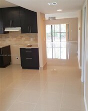 213 Lakeview Dr in Weston, FL - Building Photo - Building Photo