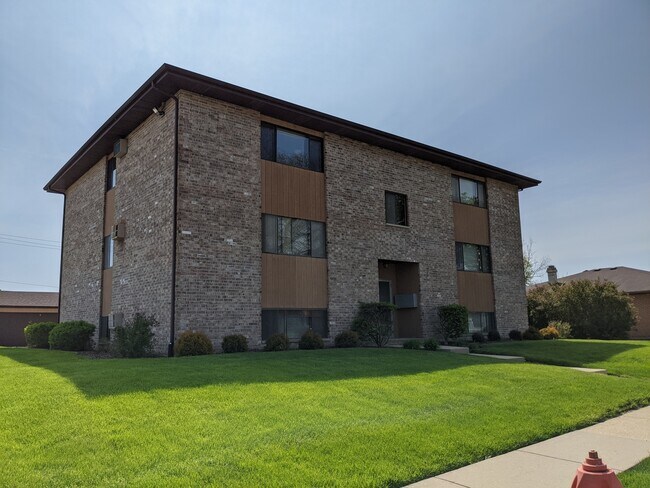311 Lilac Ln in Elgin, IL - Building Photo - Building Photo