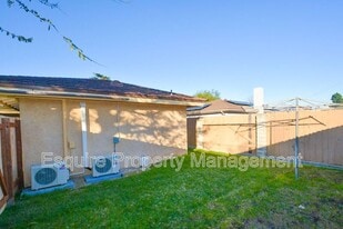 2120 Rocklyn St in Camarillo, CA - Building Photo