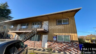 5504 SE Center St in Portland, OR - Building Photo