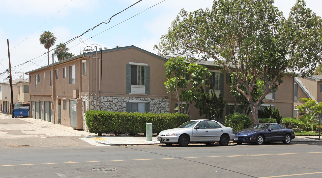 Meade Manor in San Diego, CA - Building Photo