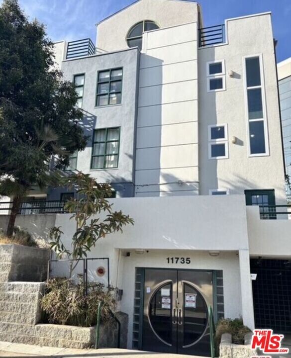 11735 Dorothy St in Los Angeles, CA - Building Photo