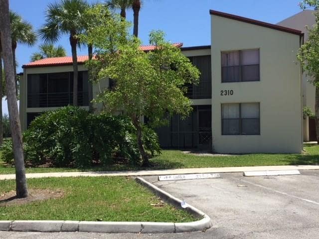 2310 S Cypress Bend Dr, Unit 201 in Pompano Beach, FL - Building Photo - Building Photo
