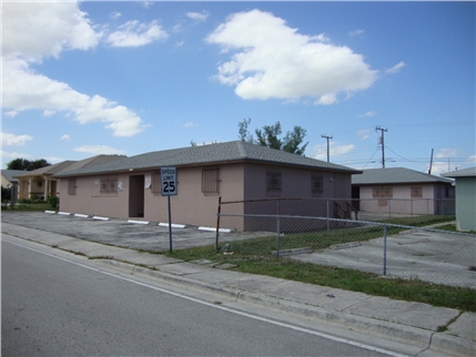 1156 W 28th St in Riviera Beach, FL - Foto de edificio - Building Photo