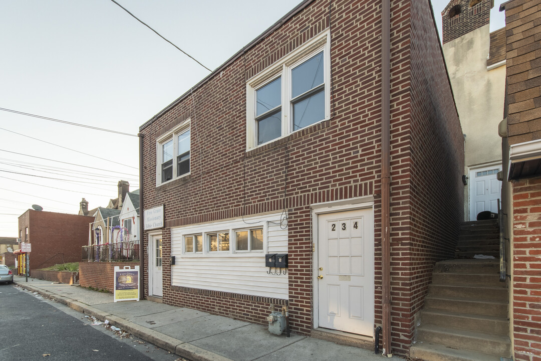 234 Long Ln in Upper Darby, PA - Building Photo