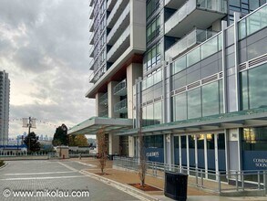 2085 Skyline Dr in Burnaby, BC - Building Photo - Building Photo