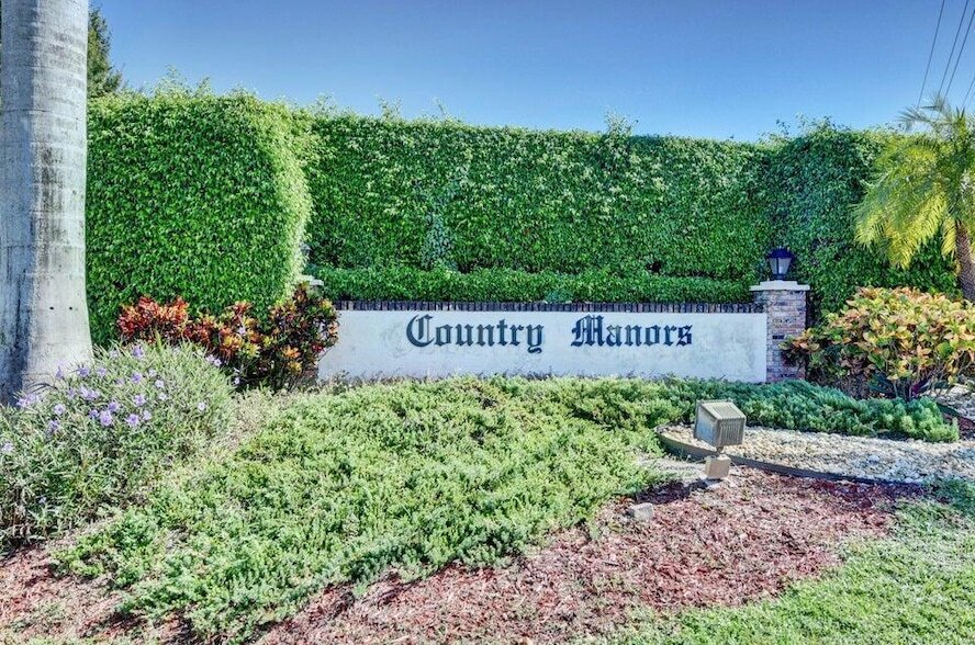 701 Whippoorwill Ln in Delray Beach, FL - Building Photo