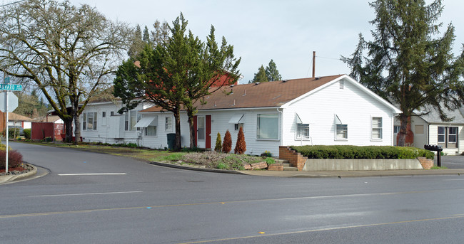 2460 W Harvard Ave in Roseburg, OR - Foto de edificio - Building Photo