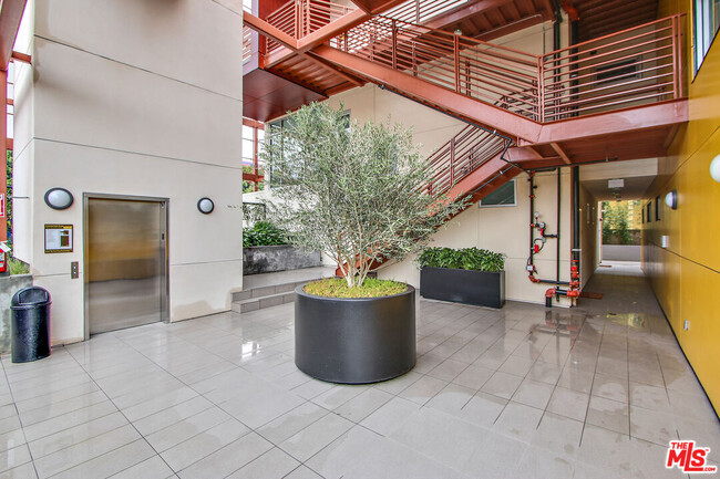 1342 Hayworth Ave, Unit 206 in West Hollywood, CA - Building Photo - Building Photo