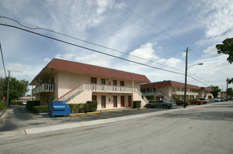 6045 NW 37th St in Miami, FL - Building Photo - Building Photo