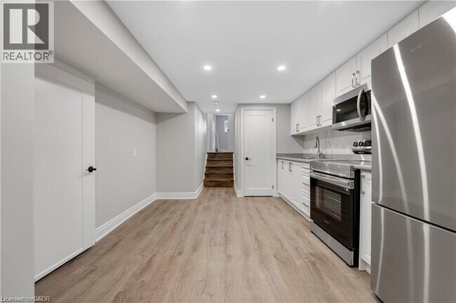 8059 Aintree Dr in Niagara Falls, ON - Building Photo - Building Photo