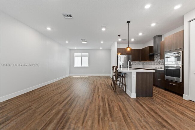 6658 NW 102nd Path in Doral, FL - Building Photo - Building Photo