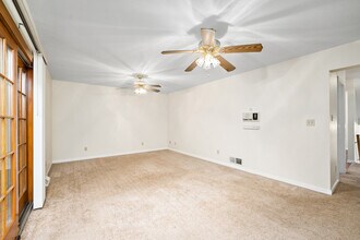 1008 Middletown Rd in Pittsburgh, PA - Foto de edificio - Building Photo