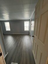 9 Lake Ave, Unit 2nd floor front in Binghamton, NY - Foto de edificio - Building Photo