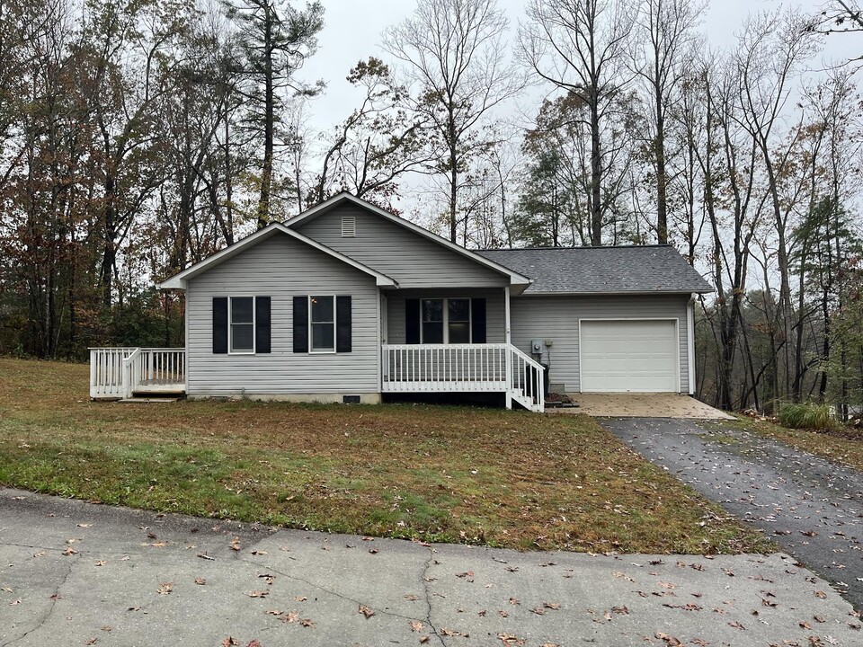 60 Ridgeway Dr in Flat Rock, NC - Foto de edificio